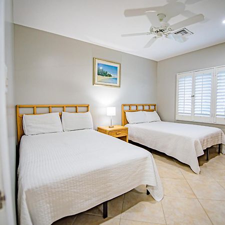 Seven Mile Beach Resort George Town Exteriör bild