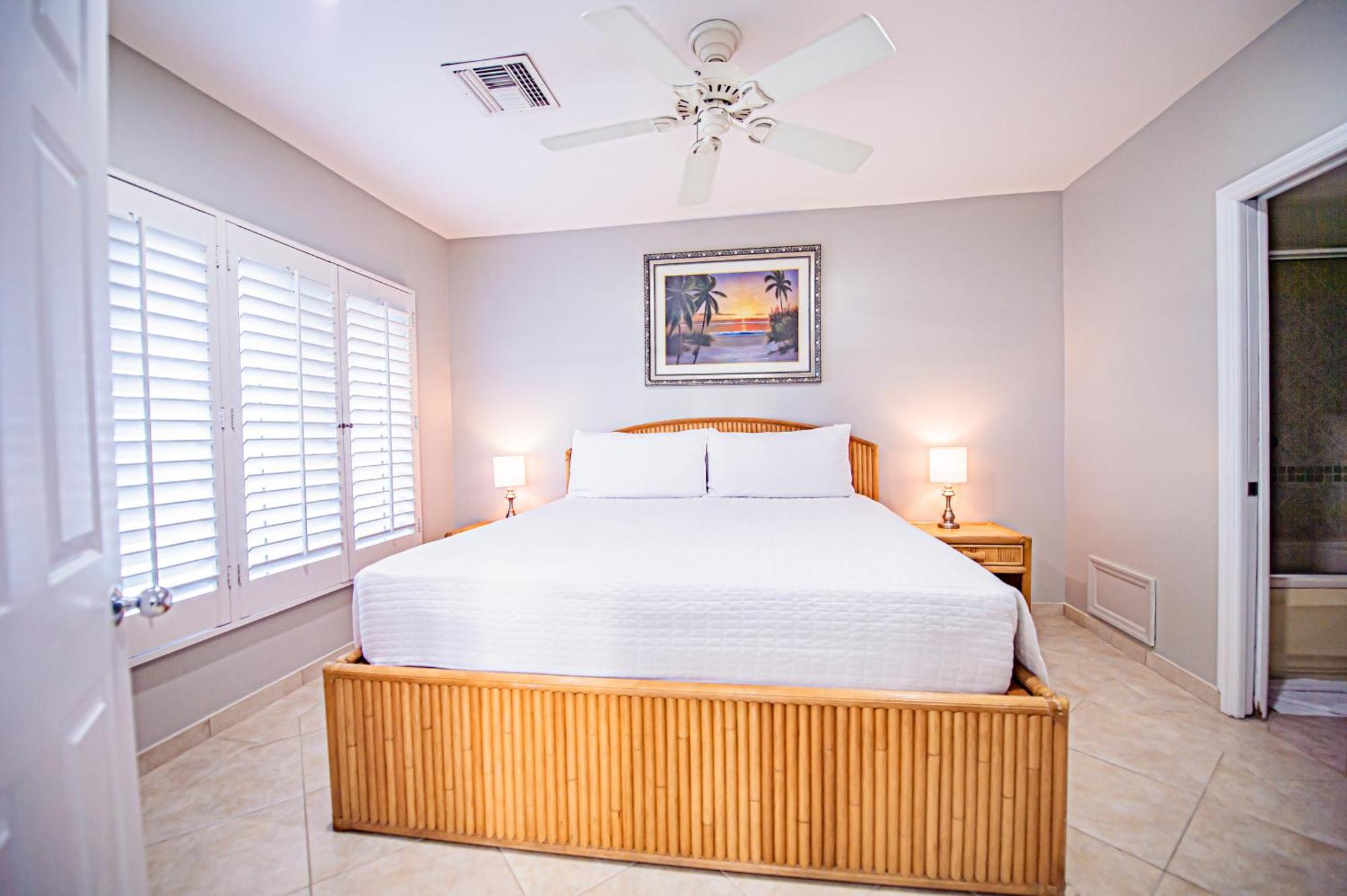 Seven Mile Beach Resort George Town Exteriör bild