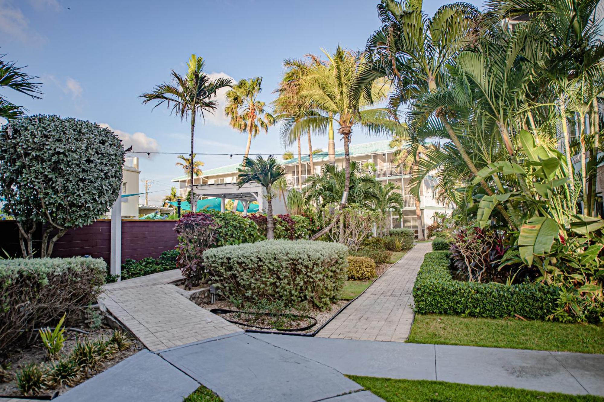 Seven Mile Beach Resort George Town Exteriör bild