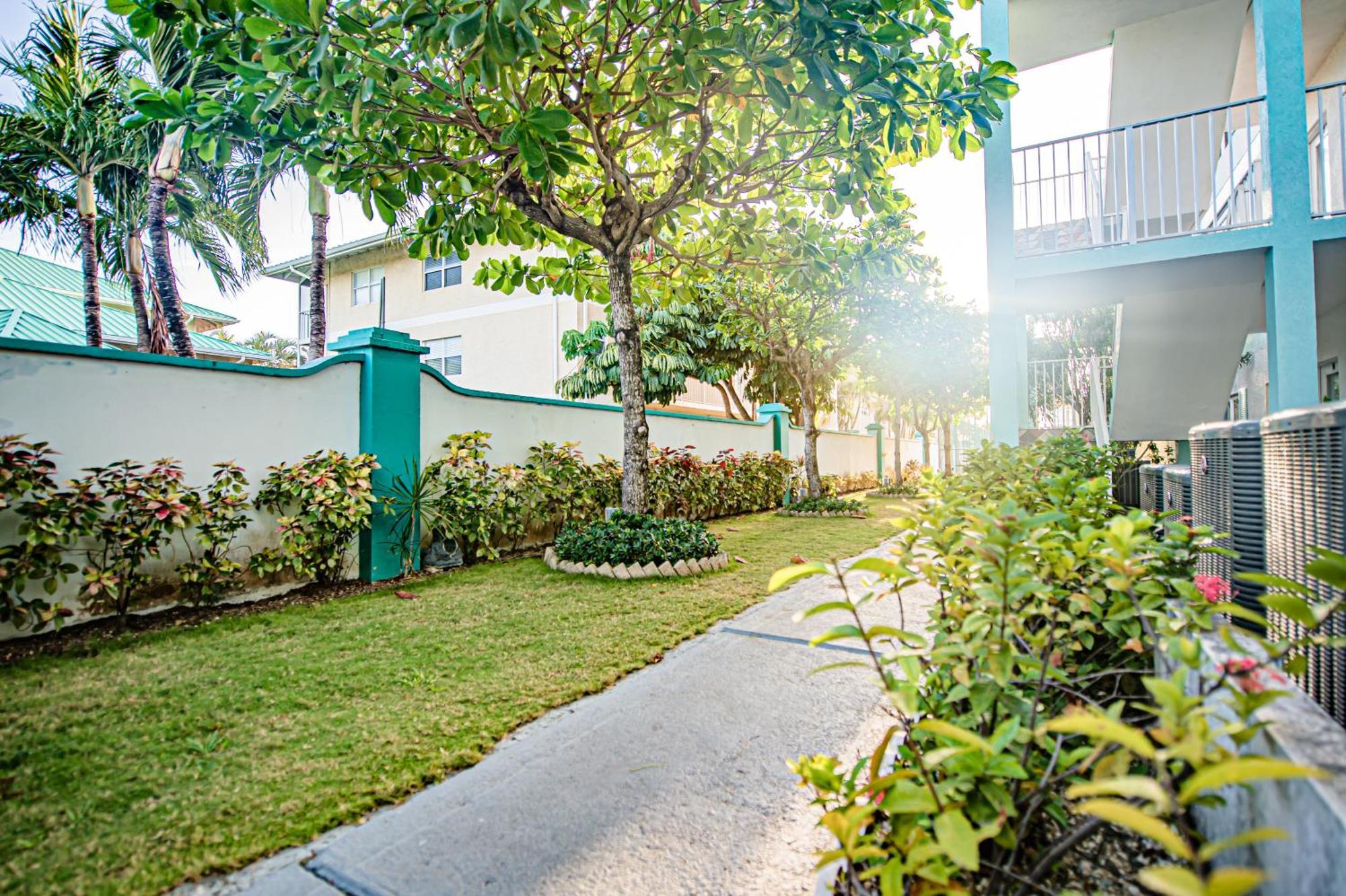 Seven Mile Beach Resort George Town Exteriör bild