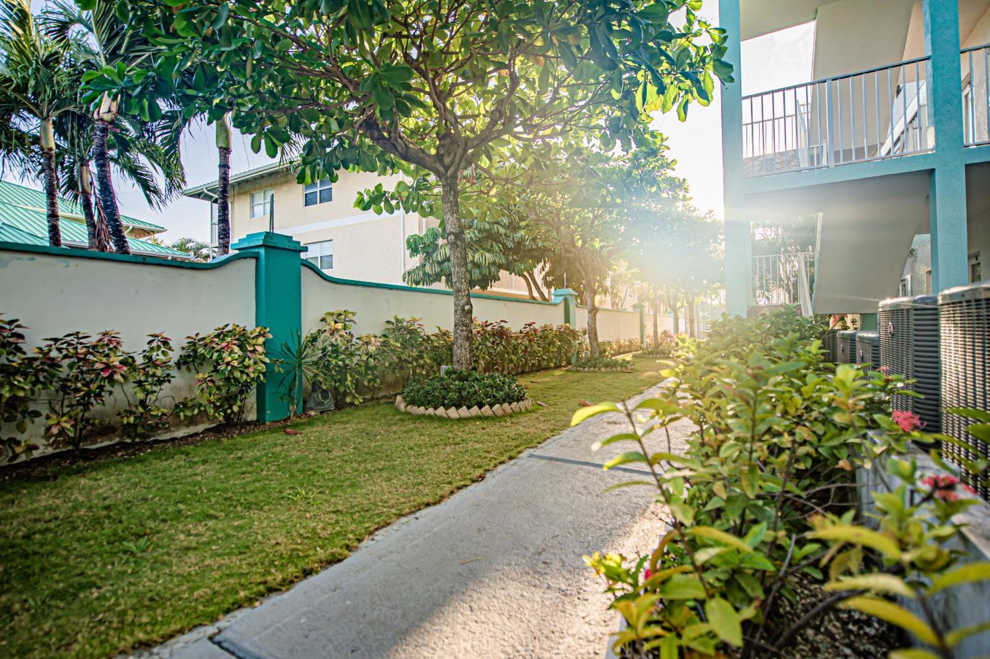Seven Mile Beach Resort George Town Exteriör bild