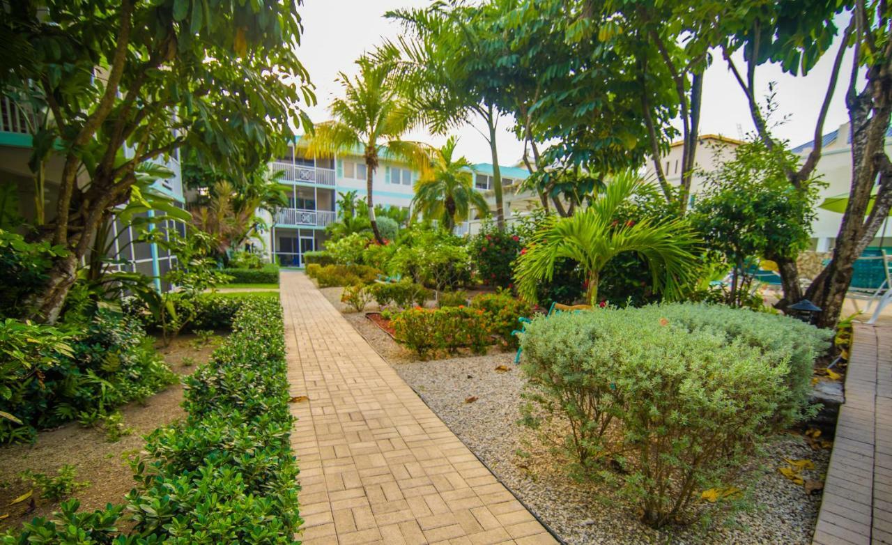 Seven Mile Beach Resort George Town Exteriör bild